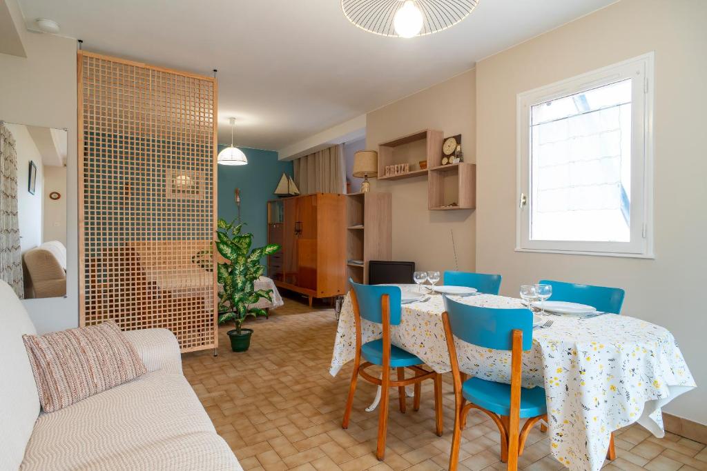 a dining room and kitchen with a table and chairs at Ty Menez - Proche plage pour 4 in Bénodet