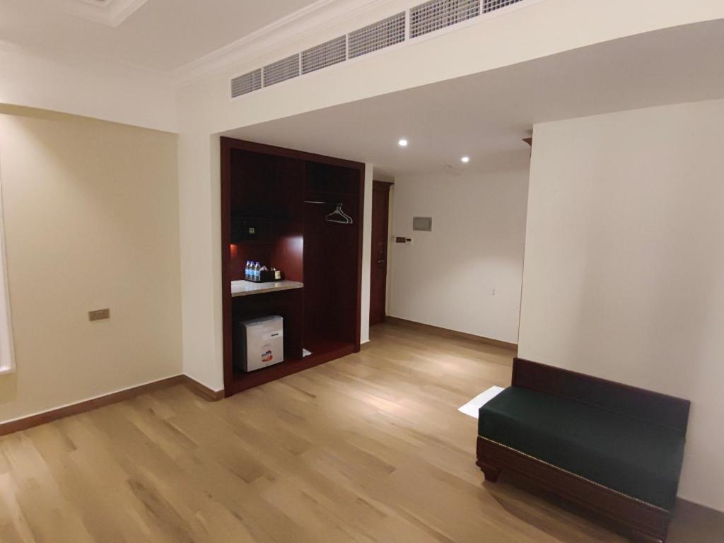 ALYA Hotel - Deluxe King Room
