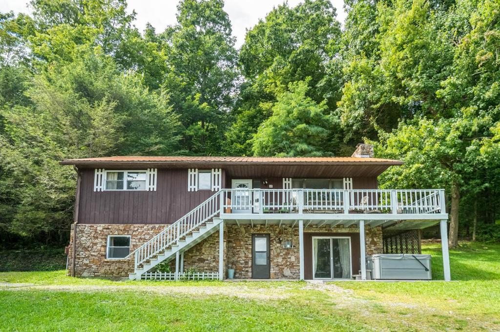 Lazy Bear Cove - Housity