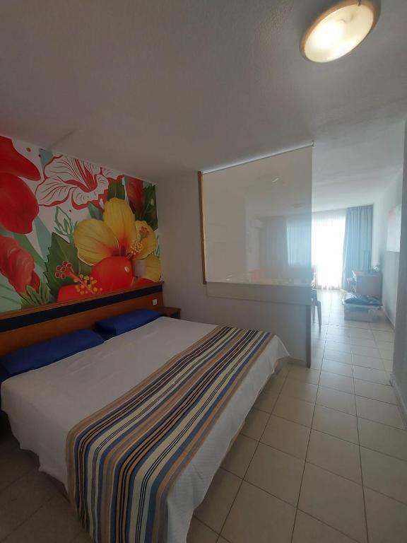 Postel nebo postele na pokoji v ubytování The House of Nonni Ventura - beachfront, ocean view, Wi-Fi, aircon, swimming pool