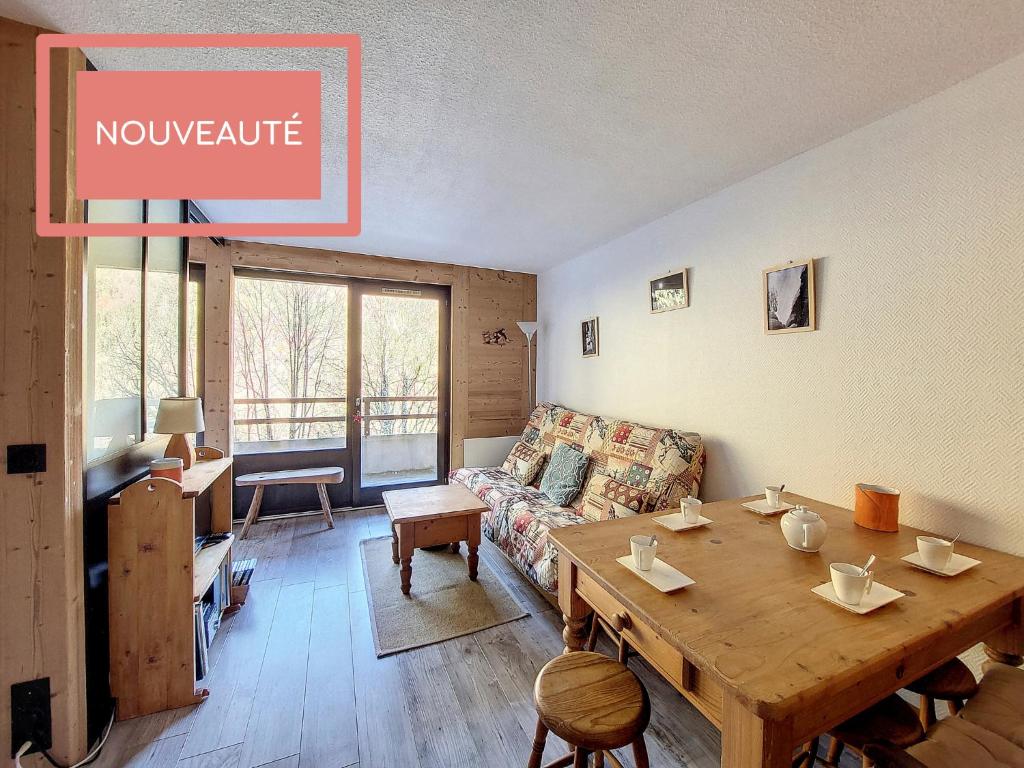 ein Wohnzimmer mit einem Sofa und einem Holztisch in der Unterkunft RELAIS s30 in Saint-Jean-dʼAulps