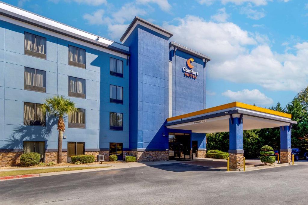 een weergave van een hotel met een tankstation bij Comfort Suites Stockbridge Atlanta South in Stockbridge