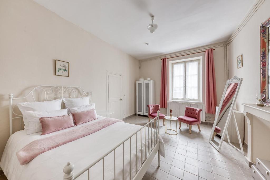 a bedroom with a large white bed and a window at Paris à la campagne-Parking gratuit-proche Versailles in La Queue-lès-Yvelines