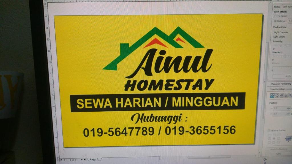 uno schermo informatico con un cartello per un animale domestico di Homestay Ainul a Pendang