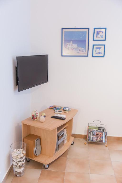 TV a/nebo společenská místnost v ubytování AGIAZI Poros Summer House