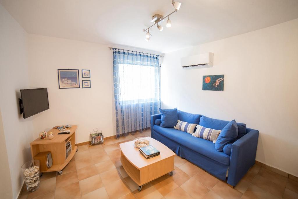 TV a/nebo společenská místnost v ubytování AGIAZI Poros Summer House