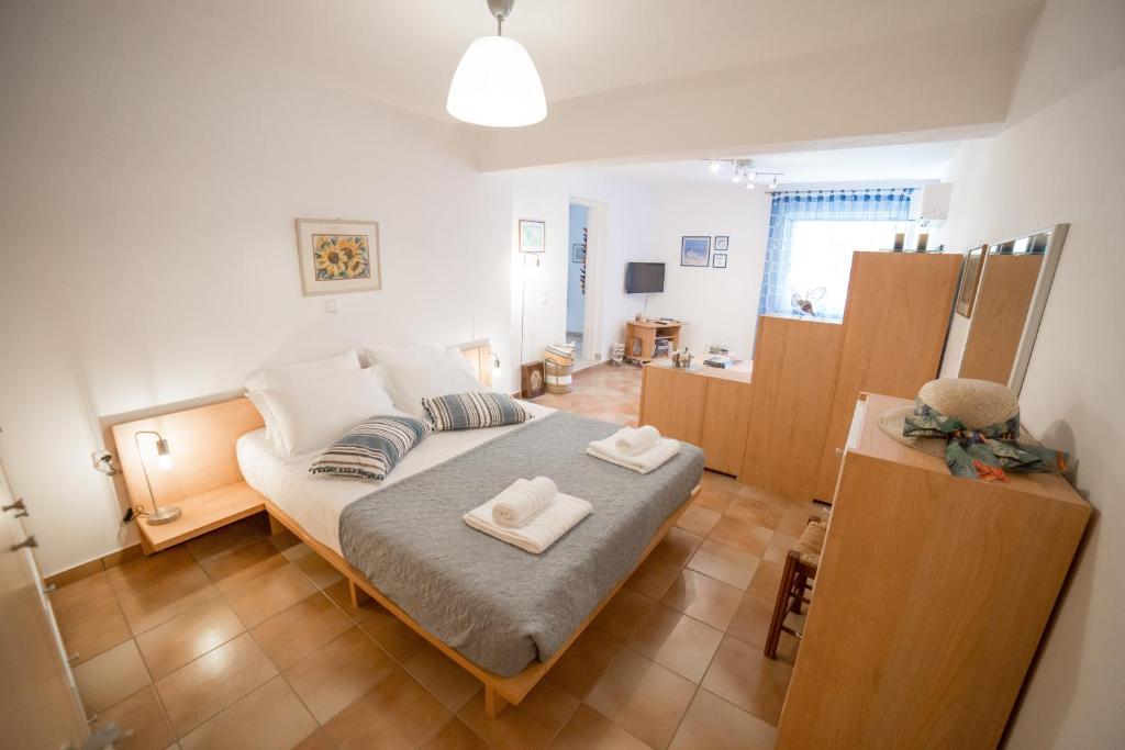 Postel nebo postele na pokoji v ubytování AGIAZI Poros Summer House