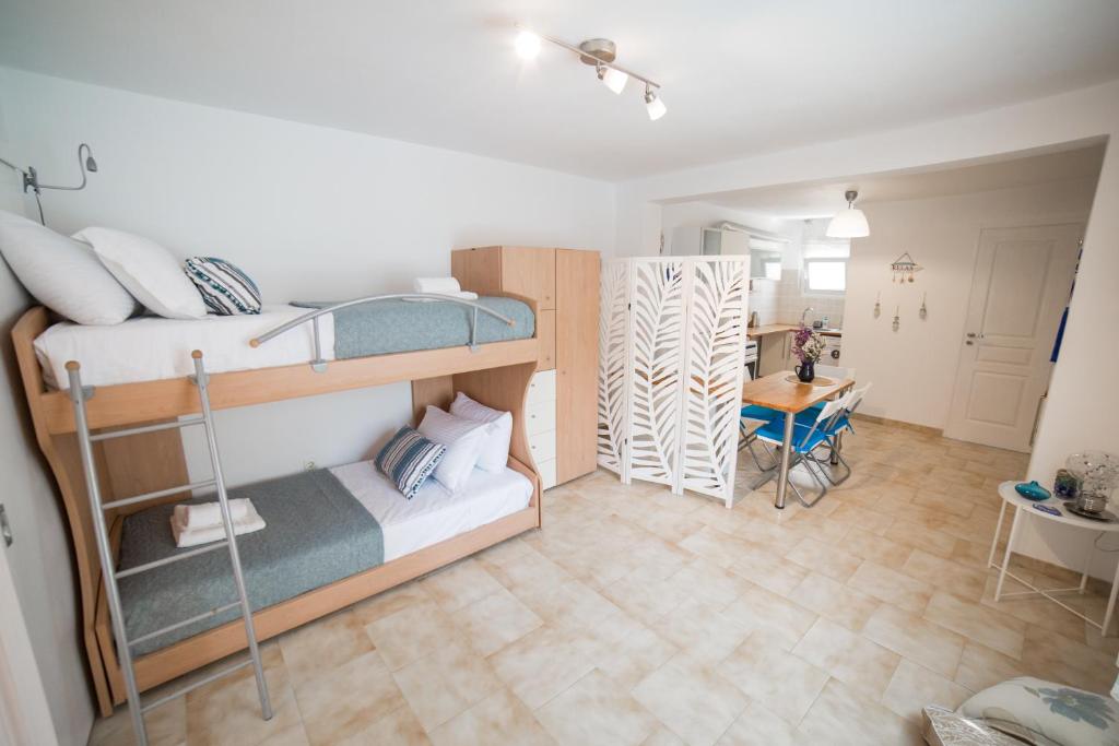Postel nebo postele na pokoji v ubytování AGIAZI Poros Summer House