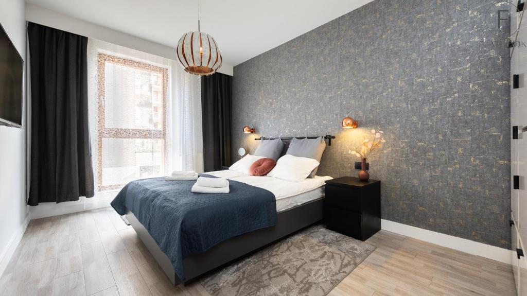 Posteľ alebo postele v izbe v ubytovaní Flatbook - City Center SPA Apartments Motlawa