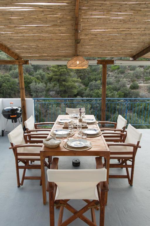 Balkón nebo terasa v ubytování AGIAZI Poros Summer House