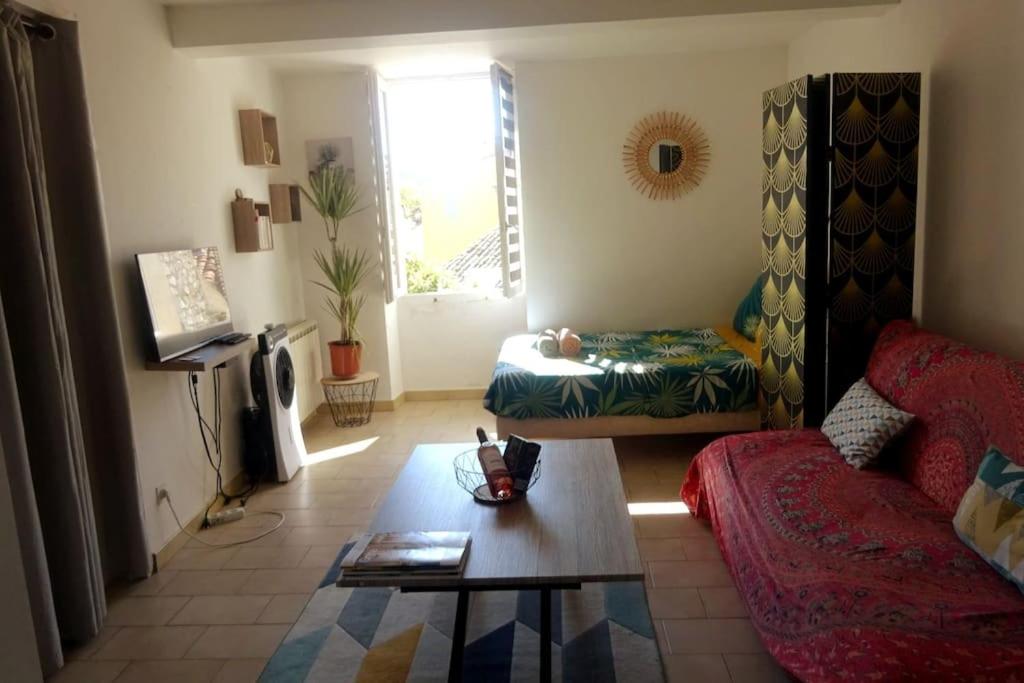 a living room with a couch and a table at Oasis tranquille - L'évasion au Verdon in Gréoux-les-Bains