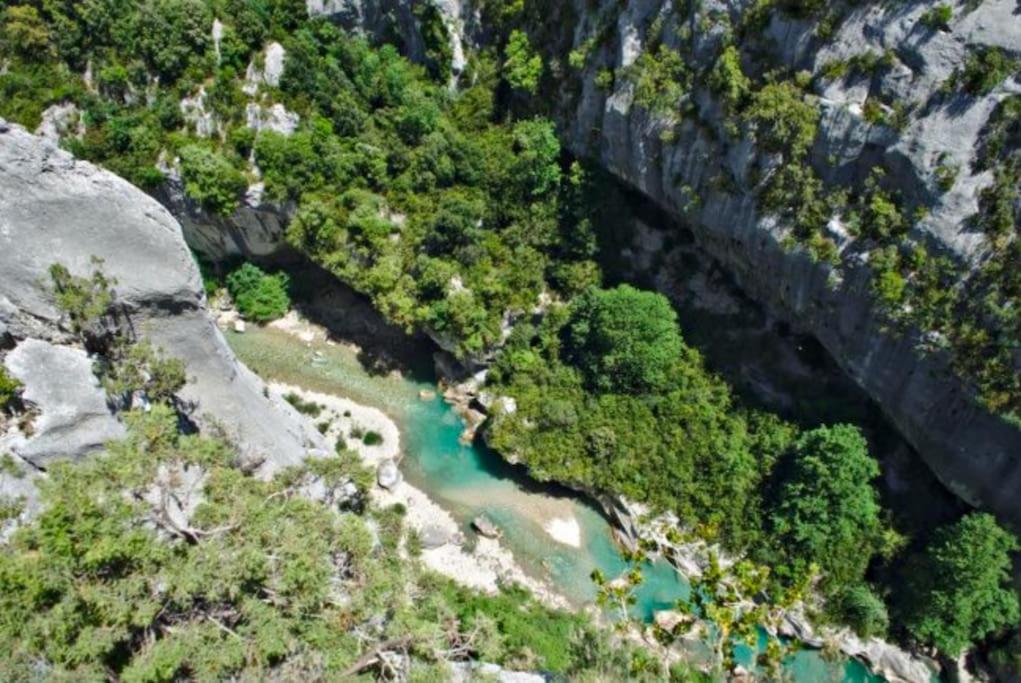 een luchtzicht op een rivier in een canyon bij Oasis tranquille - L'évasion au Verdon in Gréoux-les-Bains