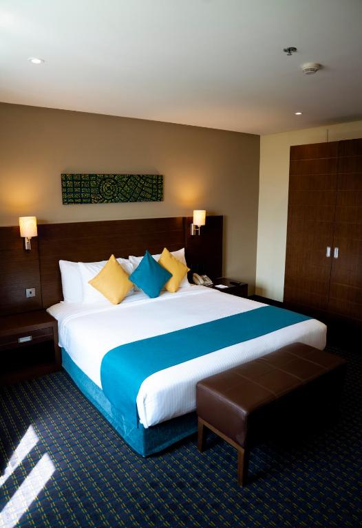 Best Western Premier Muscat - Business King Suite With City View