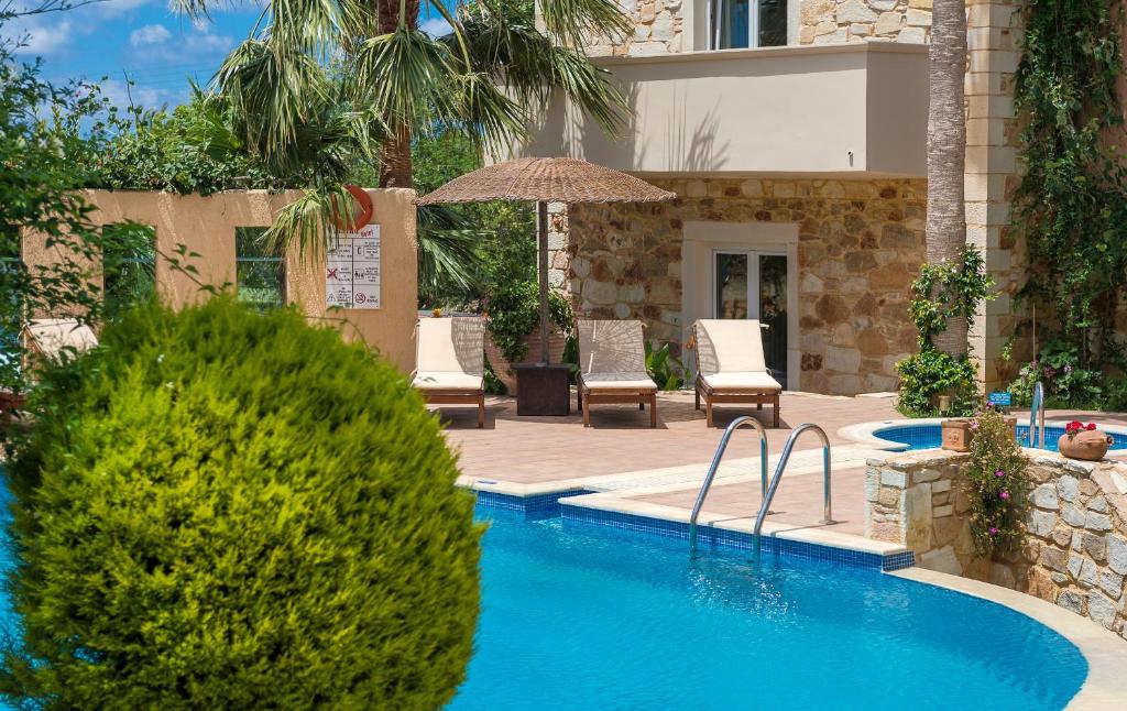 Bazén v ubytování Mistral Hotel - For Solo Travelers nebo v jeho okolí