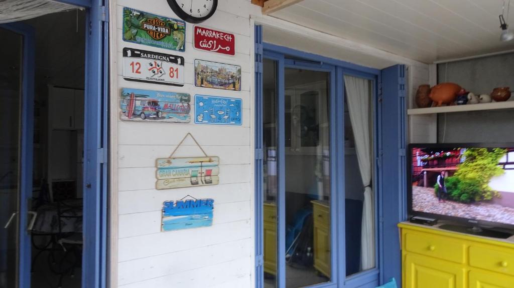 TV a/nebo společenská místnost v ubytování Maisonnette bort de mer