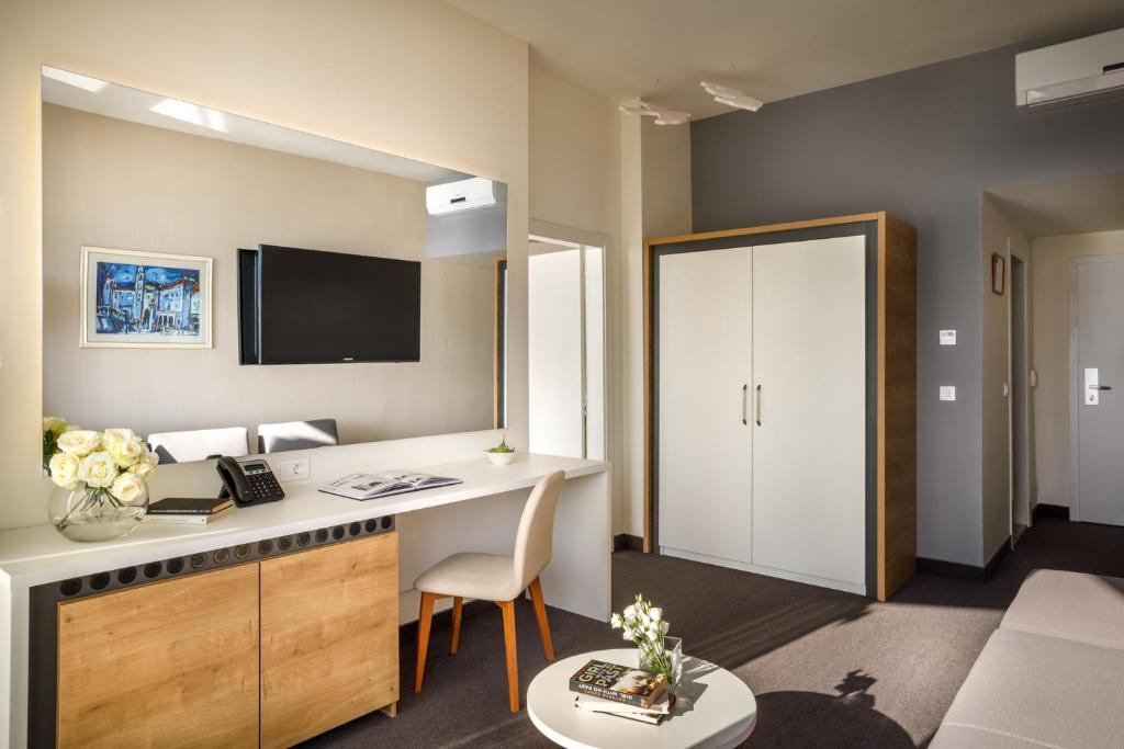 TV a/nebo společenská místnost v ubytování Remisens Hotel Albatros-All inclusive