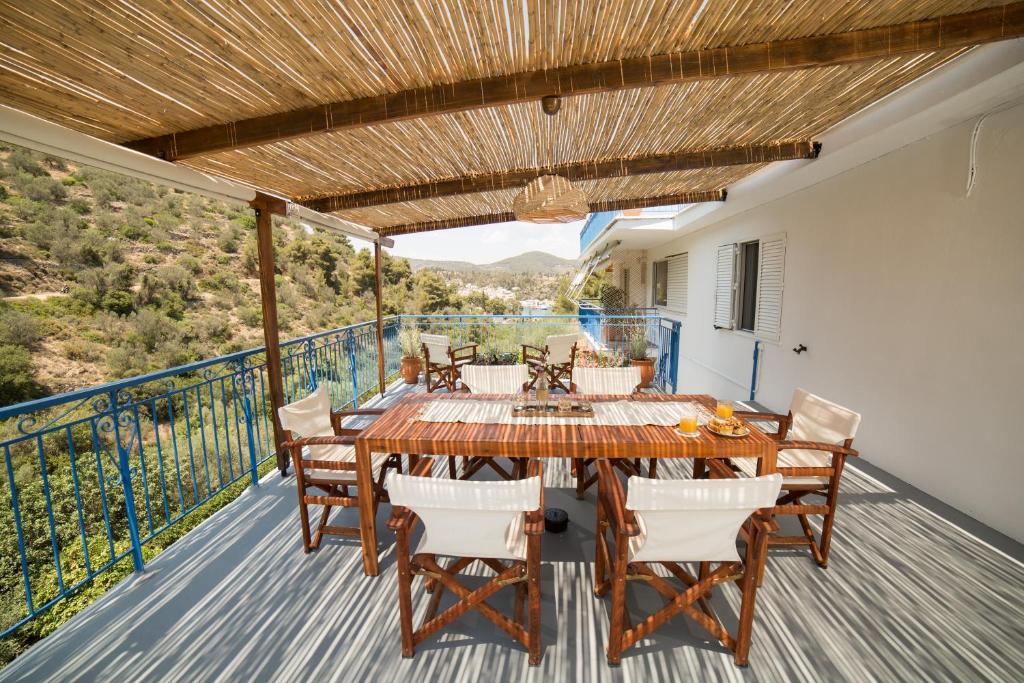 Balkón nebo terasa v ubytování AGIAZI Poros Summer House