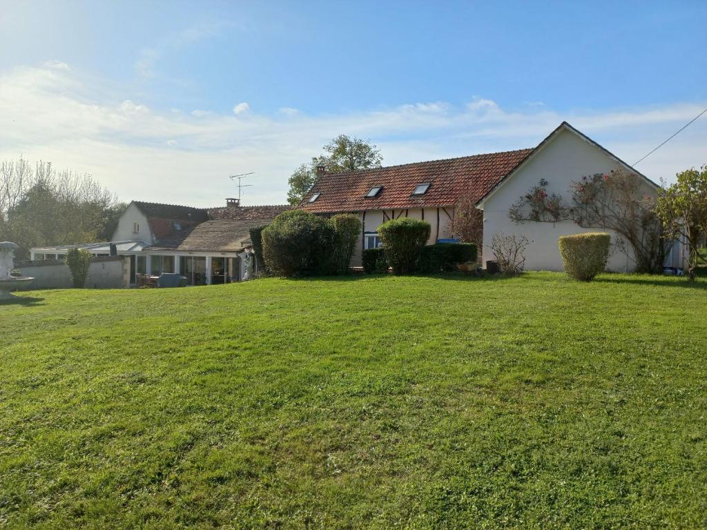 uma casa com um grande relvado em frente em COUL'Ô'BERGE em Coulanges-lès-Nevers