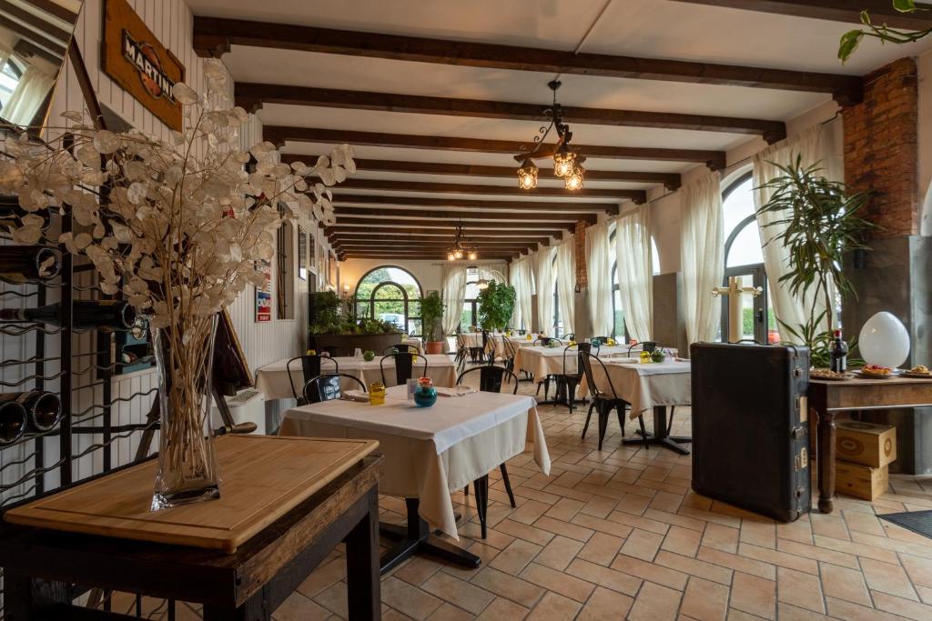 Restauracja lub miejsce do jedzenia w obiekcie il Glicine B&B RISTORANTE