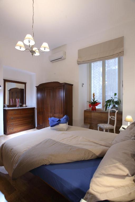 A bed or beds in a room at Napoli Pietrasanta LT