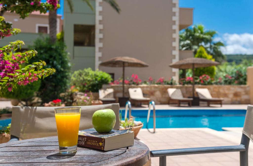 Bazén v ubytování Mistral Hotel - For Solo Travelers nebo v jeho okolí