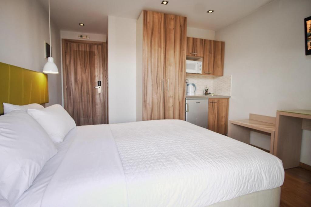 Elements Rooms & Apartments tesisinde bir odada yatak veya yataklar