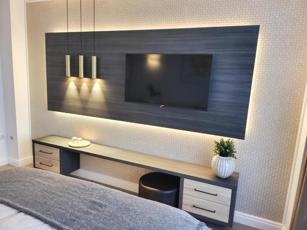 sypialnia z biurkiem i telewizorem na ścianie w obiekcie House of Chess Luxury Villa w mieście Satu Mare