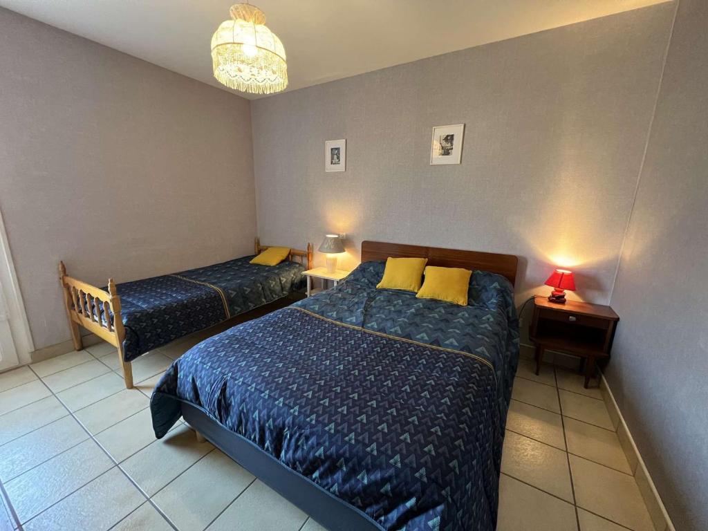 Posteľ alebo postele v izbe v ubytovaní T4 Centre-Ville, 8 Pers, Terrasse, Parking, à 200m Plage/Commerces - FR-1-701-49