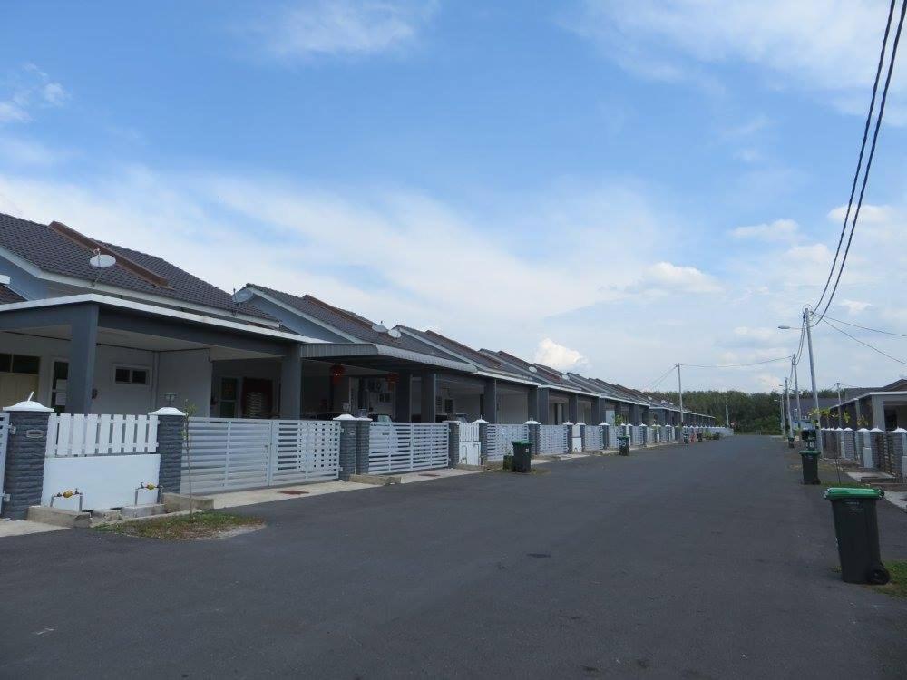 szereg domów z białymi ogrodzeniami na ulicy w obiekcie Suri Kayangan w mieście Arau