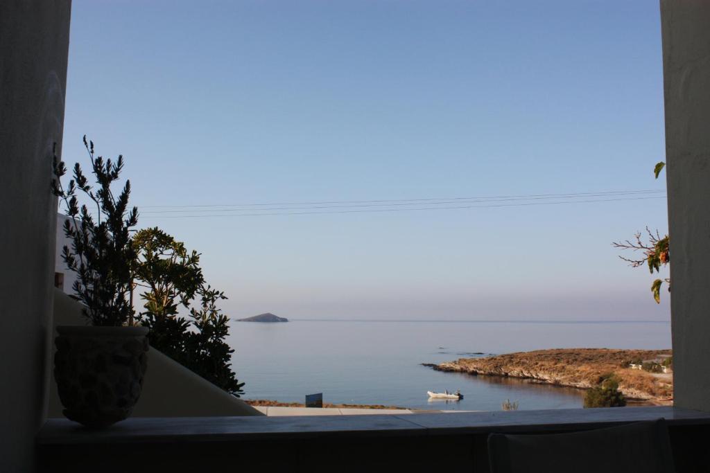 una ventana con vistas al océano en Aktio Studios, en Gavrion