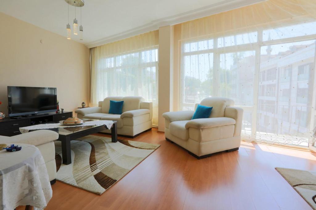 Flat with Two Living Rooms and Balcony in Uskudar, Istanbul