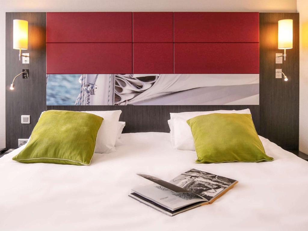 Postel nebo postele na pokoji v ubytování Mercure Honfleur
