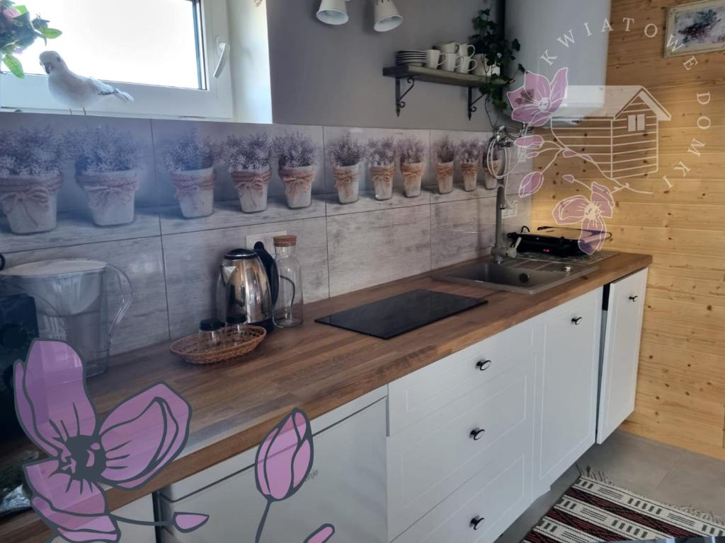 Kuchnia lub aneks kuchenny w obiekcie Kwiatowe Domki