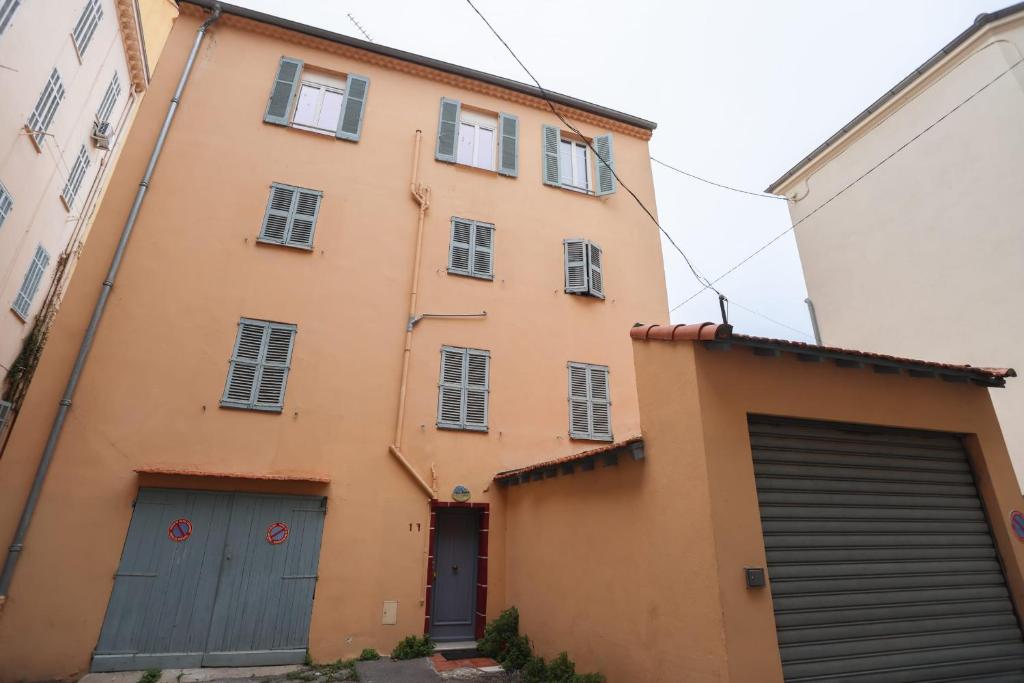 Budova, v ktorej sa apartmán nachádza