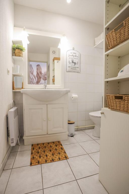 Kúpeľňa v ubytovaní IMMOGROOM - Best place in Cannes Center - AC - 5 min from beaches