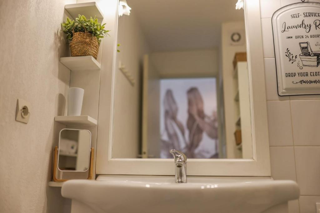 Kúpeľňa v ubytovaní IMMOGROOM - Best place in Cannes Center - AC - 5 min from beaches