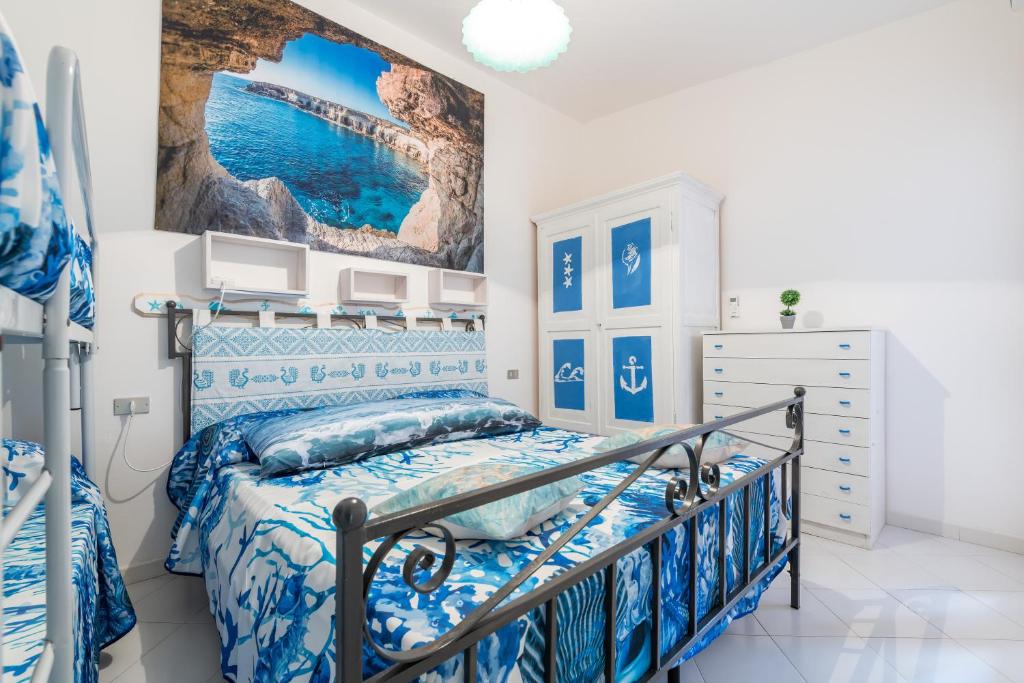 um quarto com uma cama e um quadro na parede em Sea Breeze em Villasimius