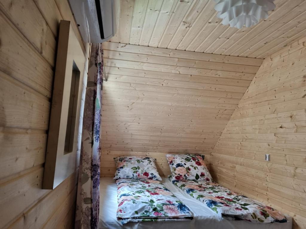 pokój z 2 łóżkami w drewnianym pokoju w obiekcie Kwiatowe Domki w Rogowie