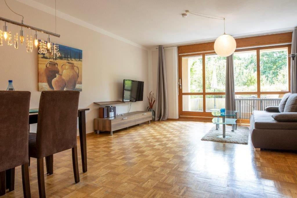 uma sala de estar com um sofá e uma mesa em Ruhige 2-Zimmer Wohnung m.Terrasse,Nähe Uni-Klinik em Tübingen