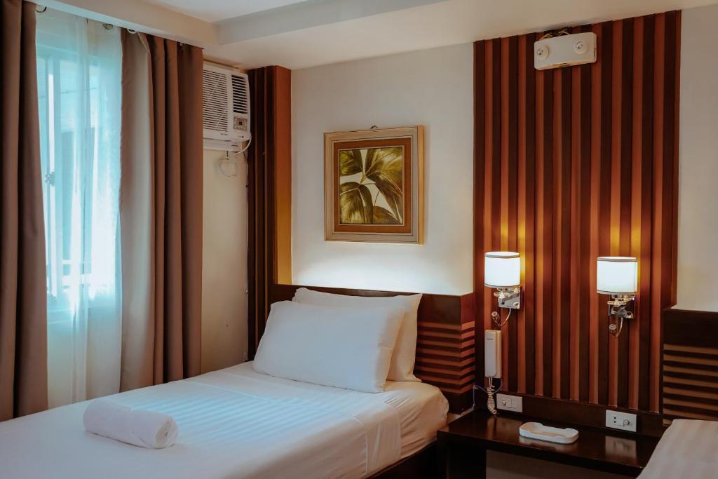 Postel nebo postele na pokoji v ubytování Emerald Boutique Hotel
