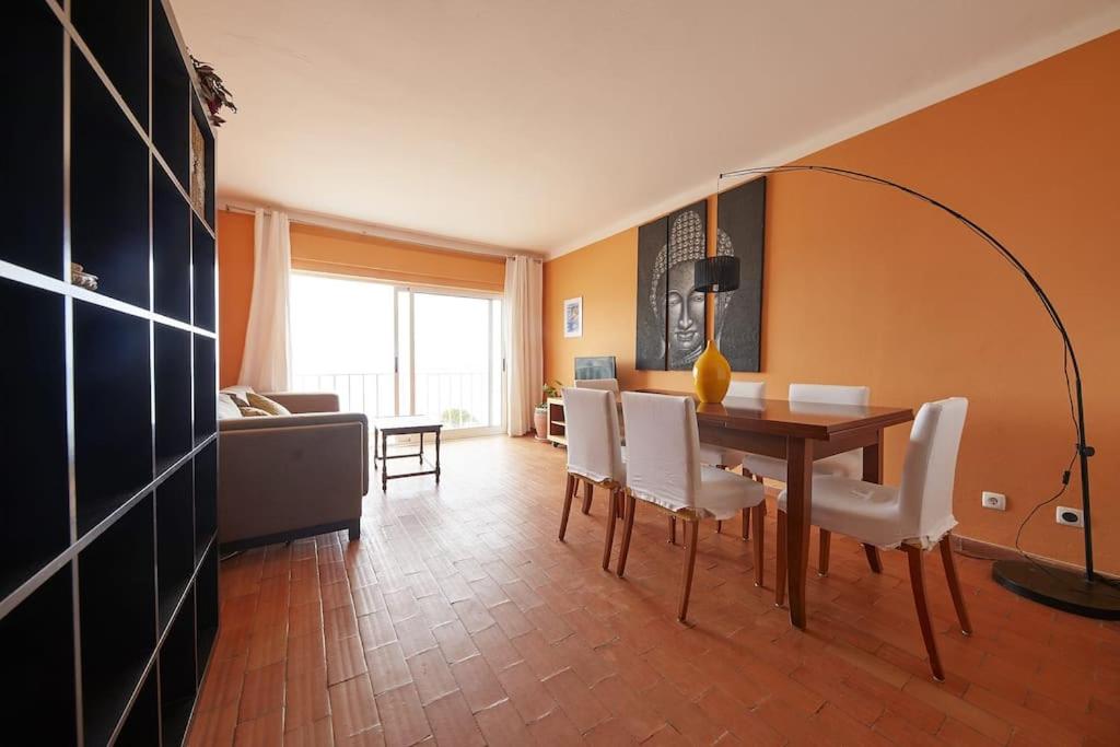 een woonkamer met een eettafel en stoelen bij apartment with breathtaking view in Burgau