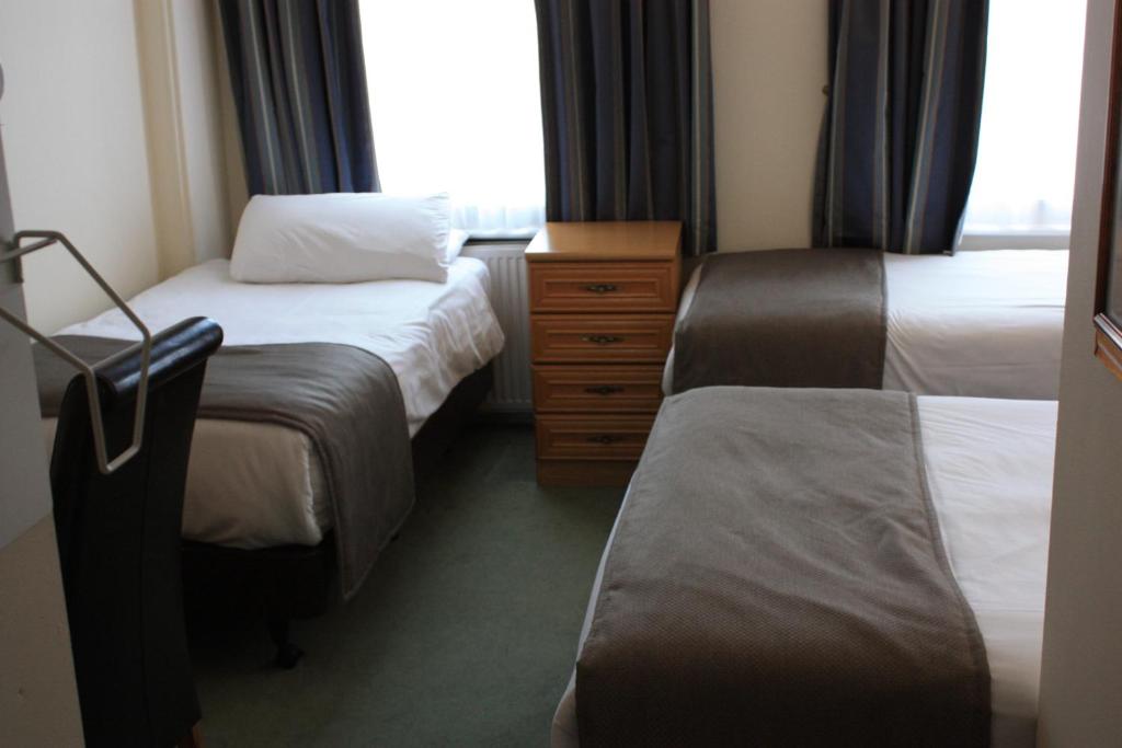 Postel nebo postele na pokoji v ubytování Regency Hotel Westend