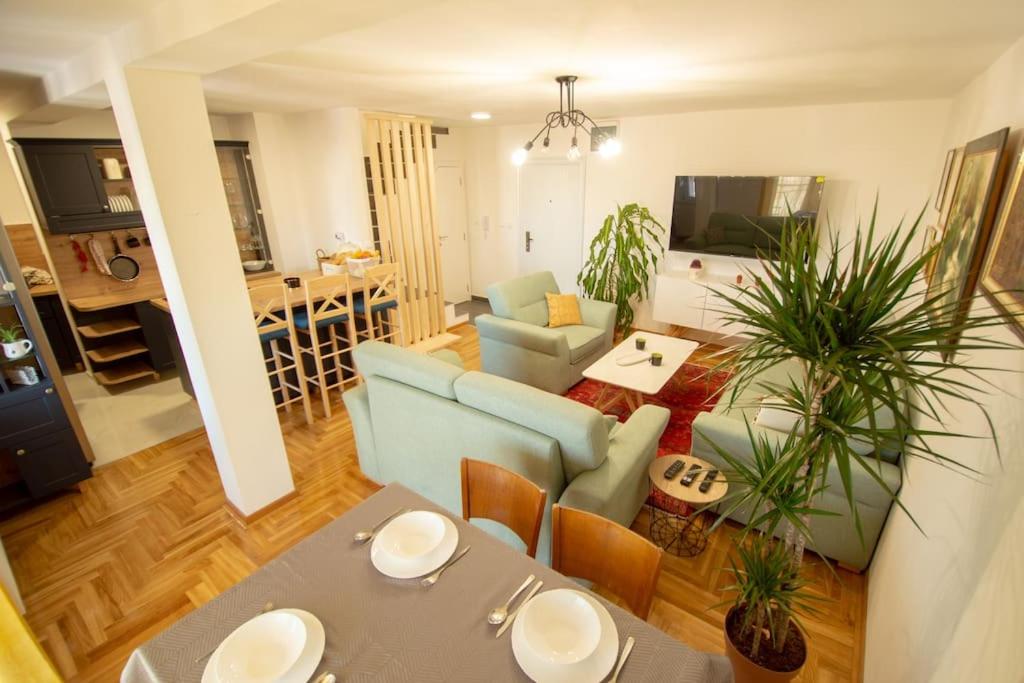 诺维萨德Spacious, central and luxury flat with great view!的客厅里有一张蓝色的沙发和一张桌子
