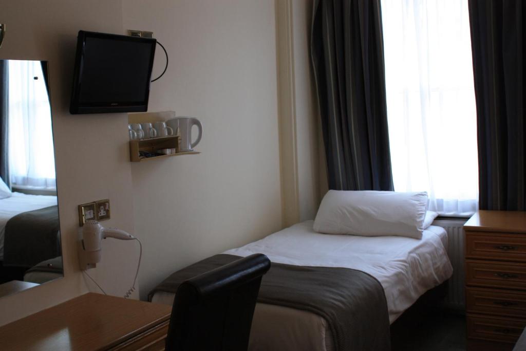 Postel nebo postele na pokoji v ubytování Regency Hotel Westend