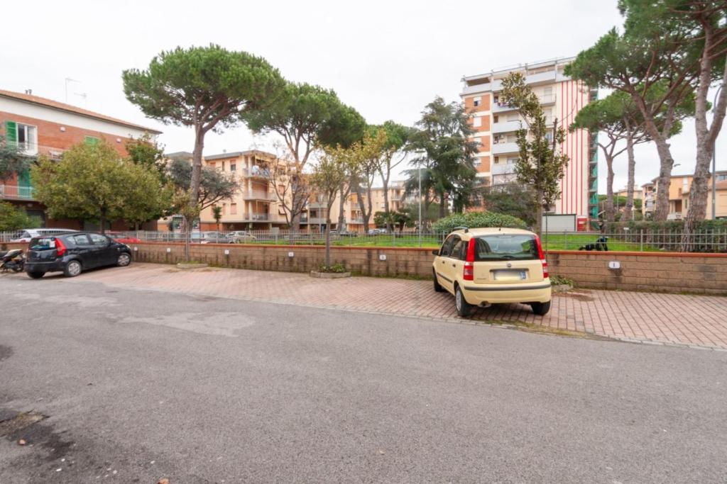 a couple of cars parked in a parking lot at Appartamento Bilocale TA in Follonica