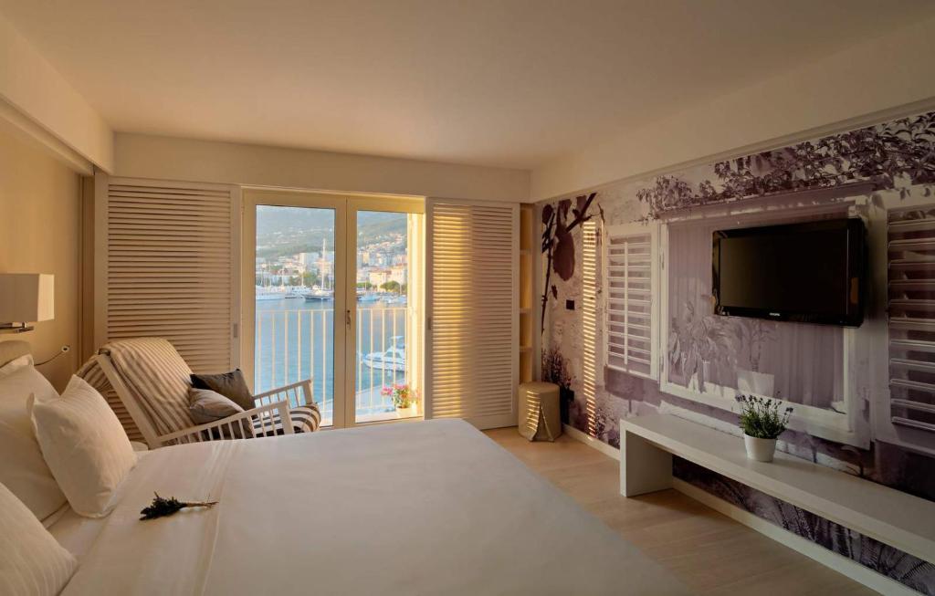 A television and/or entertainment centre at Hotel Osejava