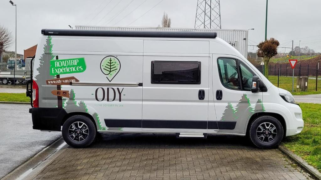una furgoneta blanca estacionada en un estacionamiento en ODY Van, en Montzen