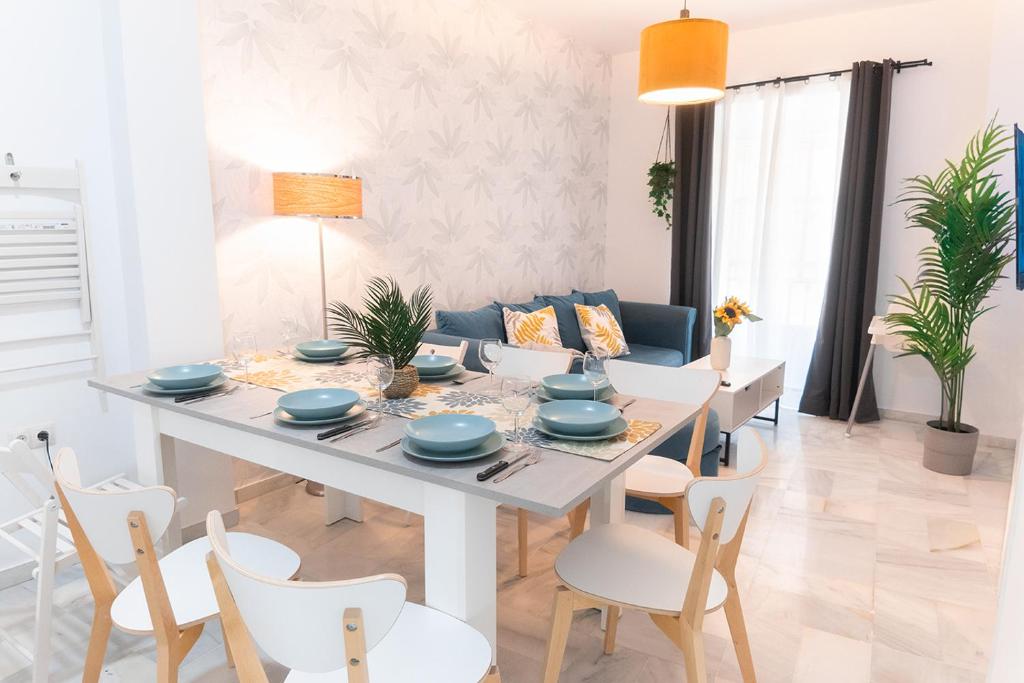 comedor con mesa blanca y sillas en Downtown Apartment (4 bedrooms, 2 bathrooms, wifi), en Sevilla