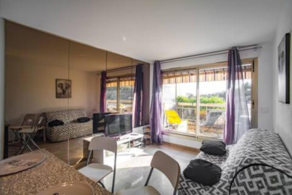 Zdjęcie z galerii obiektu Studio dans belle résidence parking et piscine w Nicei