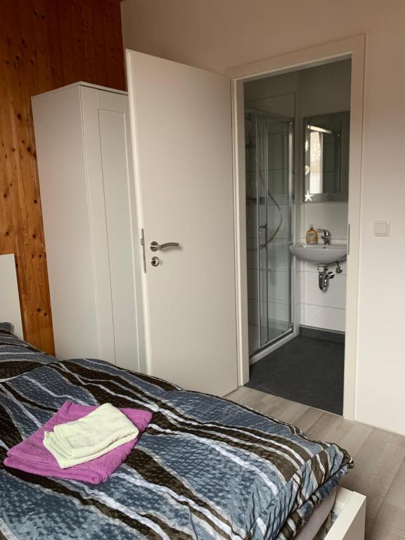a bedroom with a bed and a bathroom with a sink at Monteurzimmer Ahnetal Zweibettzimmer Einzelzimmer mit eigenem Bad in Dörnberg
